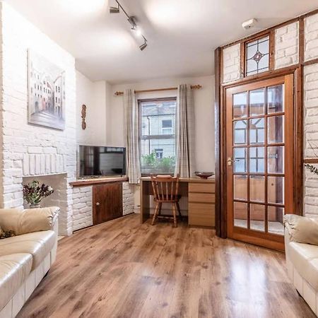 4 Bed 3 Baths In Central Windsor! Walk 2 All The Sights! Legoland 5 Min Drive Zewnętrze zdjęcie