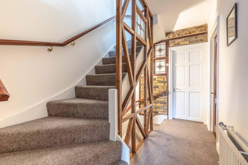 4 Bed 3 Baths In Central Windsor! Walk 2 All The Sights! Legoland 5 Min Drive Zewnętrze zdjęcie
