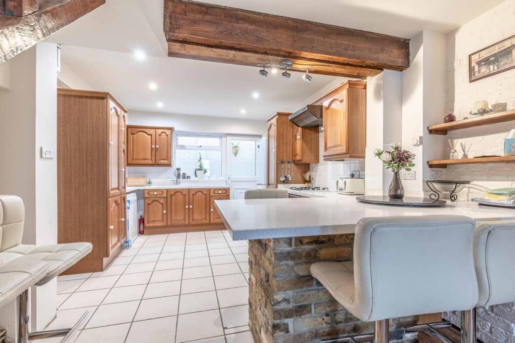 4 Bed 3 Baths In Central Windsor! Walk 2 All The Sights! Legoland 5 Min Drive Zewnętrze zdjęcie